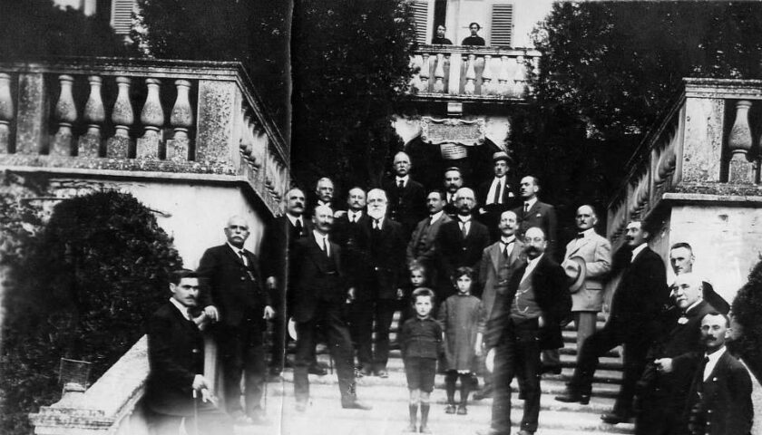 Amici di Celso Carturan, al centro in piedi accanto ai bambini