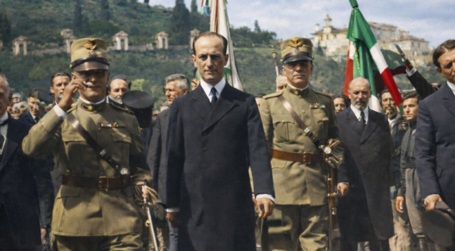 Figurazioni storiche in cammino con bandiera
